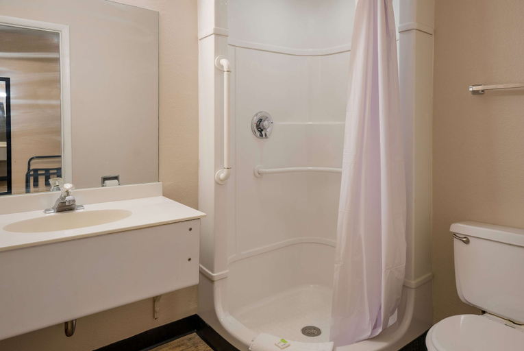 Bathroom 5, Knights Inn Grand Rapids, Kent