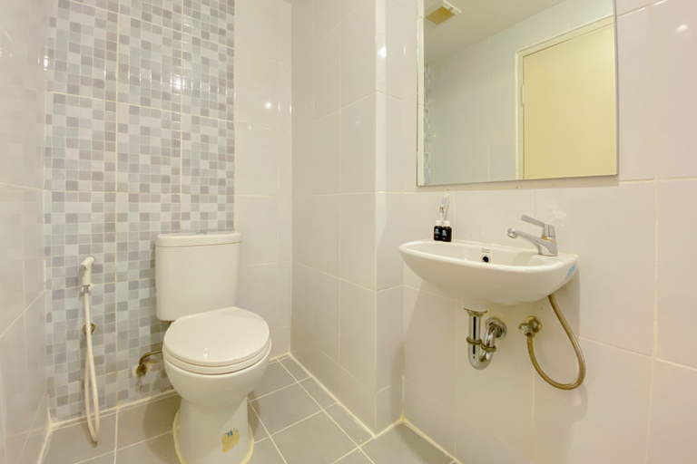 Bathroom 2, Great Choice And Cozy Studio Tokyo Riverside Pik 2 Apartment, Tangerang