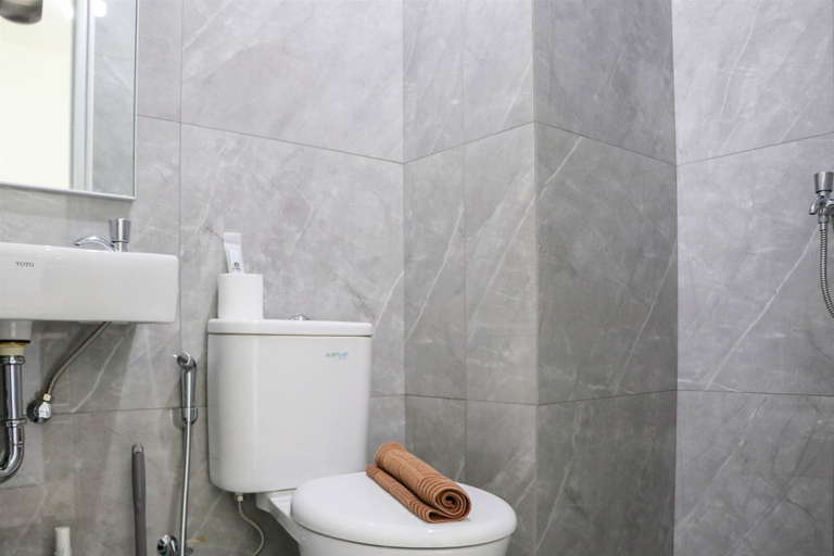 Bathroom 4, Cozy And Comfort Stay Studio Sayana Bekasi Apartment, Bekasi