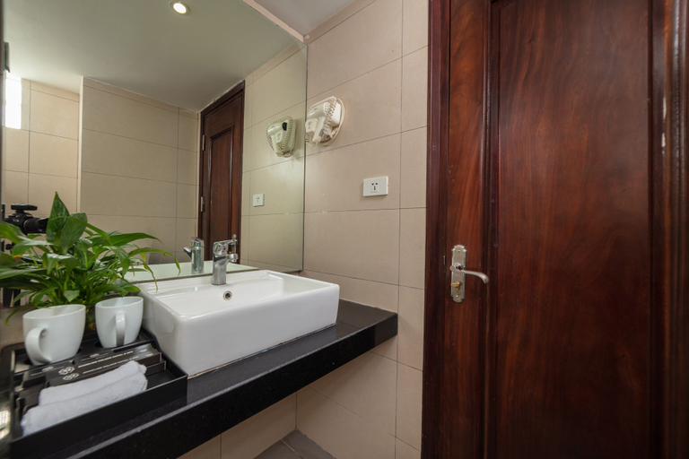 Bathroom 4, Madelise Adora Hotel, Hoàn Kiếm