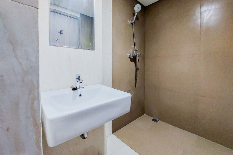 Bathroom 2, Homey Living Studio Tamansari Bintaro Mansion Apartment, Tangerang Selatan
