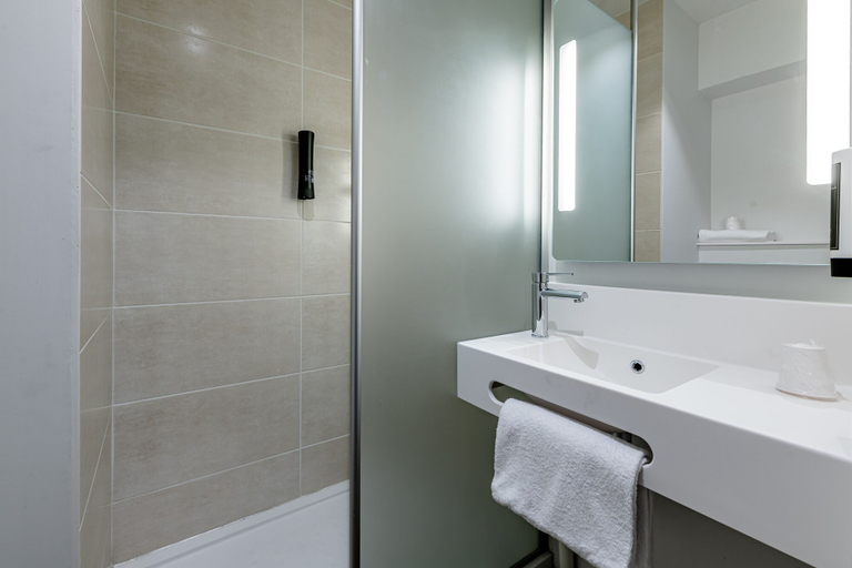 Bathroom 3, B&B HOTEL Besançon Valentin, Doubs