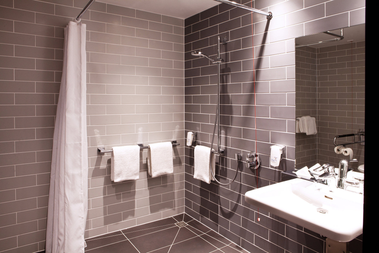 Bathroom 5, Holiday Inn Express M�LHEIM - RUHR by IHG, Mülheim an der Ruhr