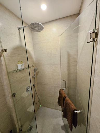 Bathroom 5, Gold Coast PIK Premium Studio Balcony with View by Dluxx, Jakarta Utara