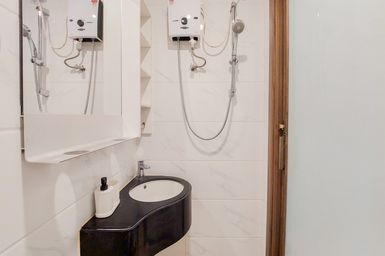 Bathroom 5, Minimalist Studio at Sky House Alam Sutera Apartment By Travelio, Tangerang