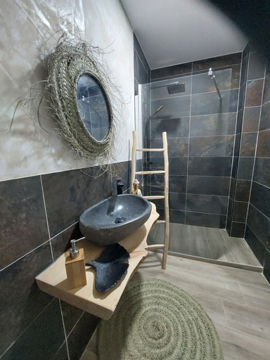 Bathroom 3, Aparte, Madrid
