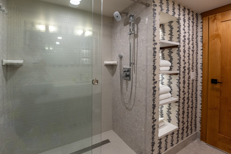 Bathroom 5, Hotel Canoe and Suites, Division No. 15