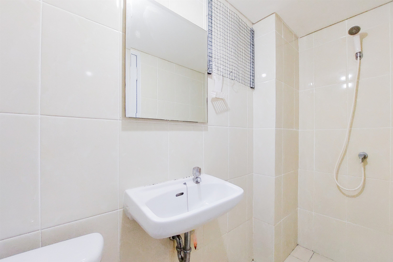 Bathroom 5, Cozy Stay Studio Apartment at M-Town Residence By Travelio, Tangerang