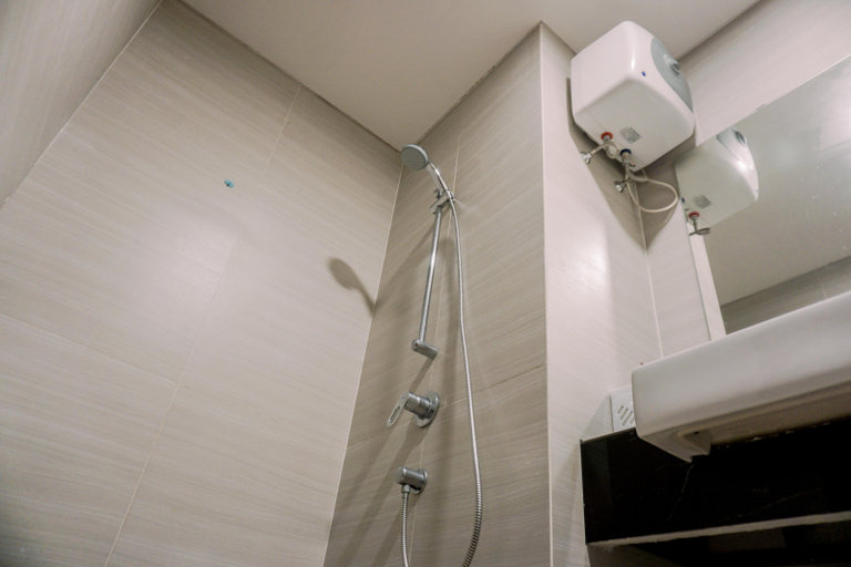 Bathroom 5, Homey and Warm Studio at West Vista Apartment By Travelio, Jakarta Barat