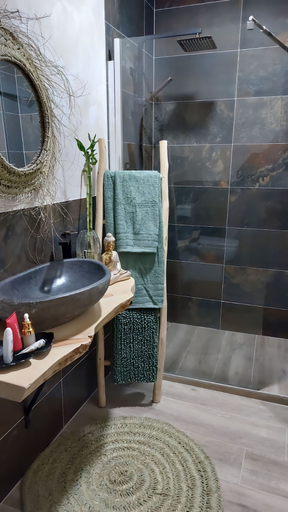 Bathroom 2, Aparte, Madrid