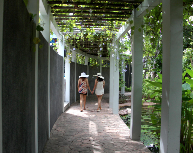 Exterior & Views 27