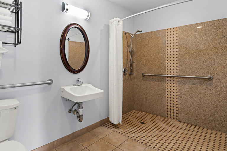 Bathroom 5, Bay Breeze Inn, Alameda