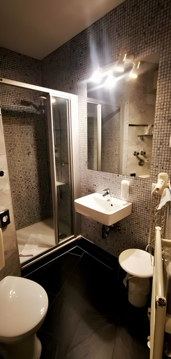 Bathroom 4, Alfa Hotel, Berlin