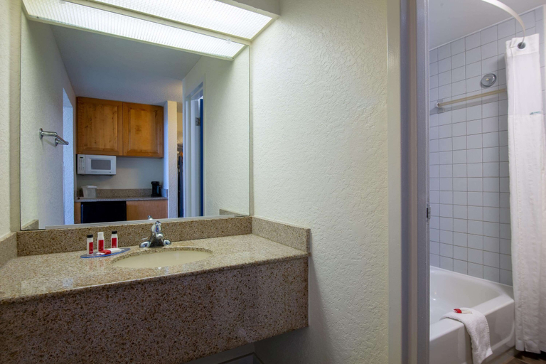 Bathroom 4, Travelodge by Wyndham Outer Banks/Kill Devil Hills, Dare