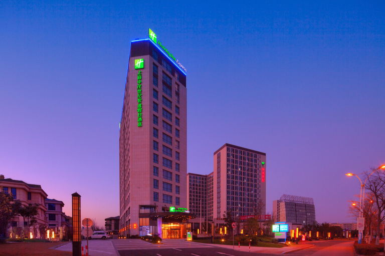 Exterior & Views