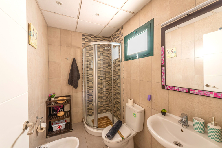 Bathroom 3, Skysea Holidays City Center Suites, Málaga
