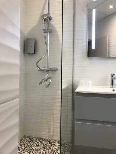 Bathroom 4, Hôtel de France Invalides, Paris