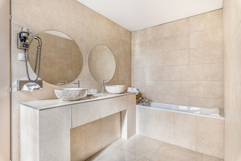 Bathroom 4, Hotel Terminus, Isère