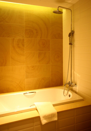 Bathroom 5, Season Five Hotel, Pattaya