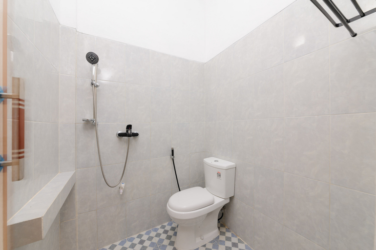 Bathroom 4, RedDoorz Plus Syariah near Mall Boemi Kedaton Lampung, Bandar Lampung
