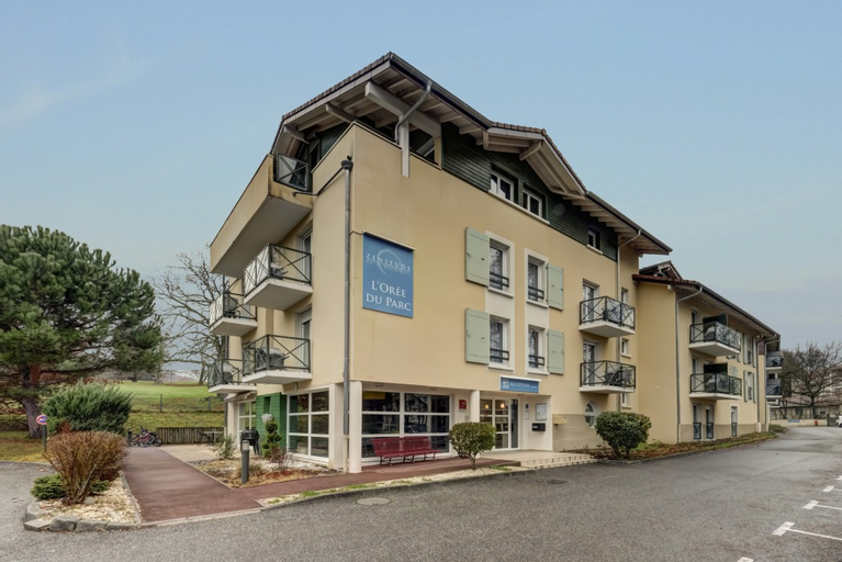 Zenitude Hotel-Residences Divonne-les-Bains : L'Oree du Parc, Ain
