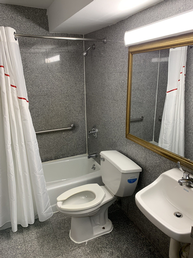 Bedroom 4, Red Roof Inn Copiague, Suffolk