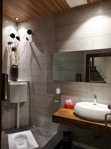Bathroom, Beyond The Cloud, Honghe Hani and Yi