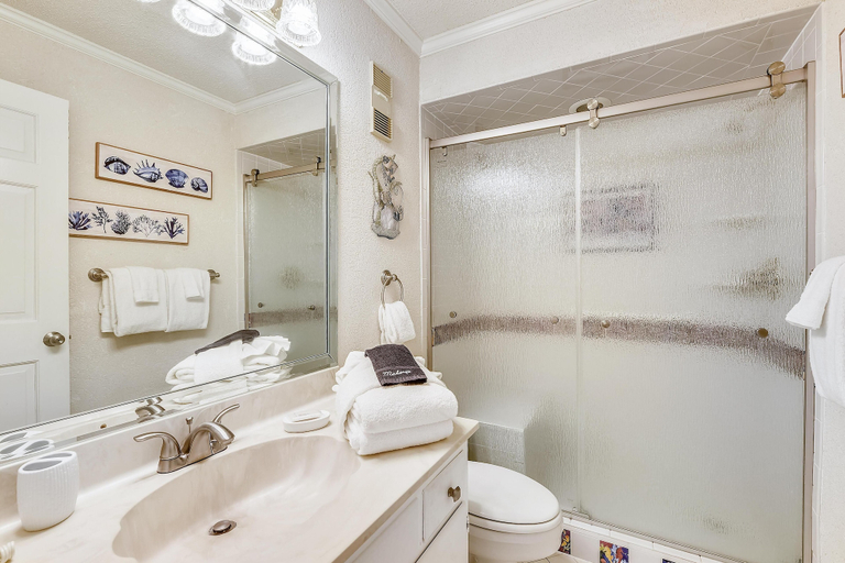 Bathroom 4, Regency Towers by Book That Condo, Bay