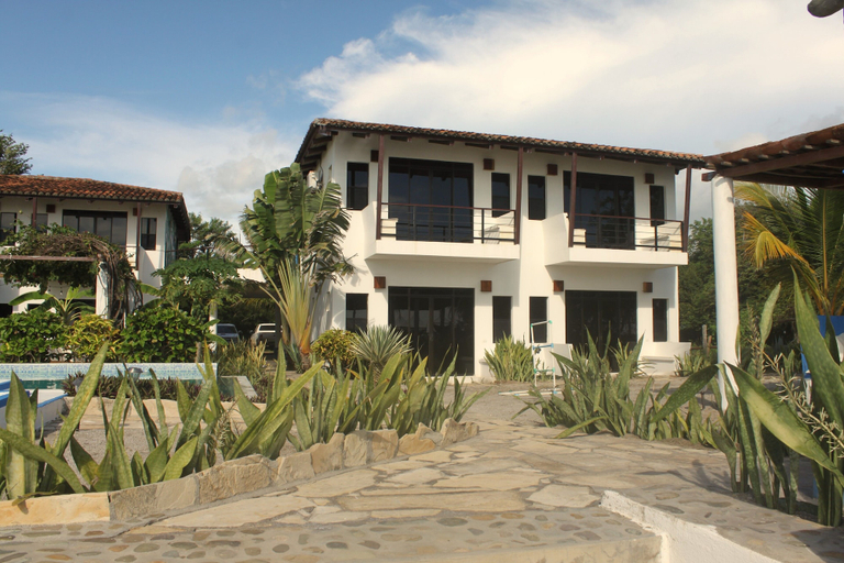 Exterior & Views 2, Costa Oeste, Tola