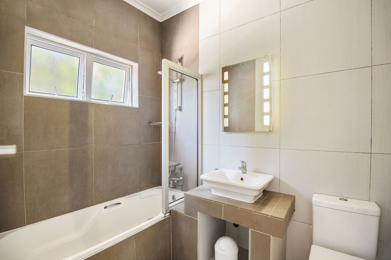 Bathroom 5, Caza Beach Guesthouse, eThekwini