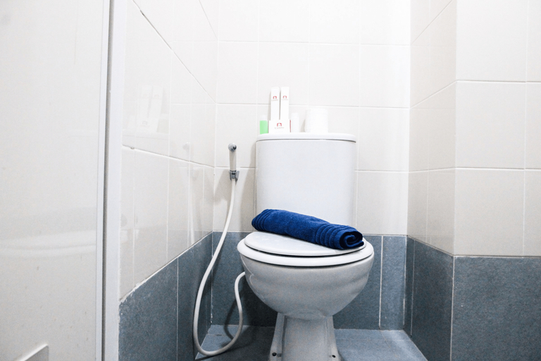 Bathroom 5, Elegant Studio Room Akasa Apartment By Travelio, South Tangerang