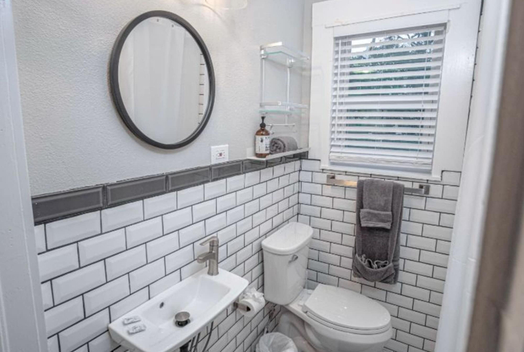 Bathroom 3, Remodeled Modern 1br/1ba Apt2 Near Dtwn 5min Pearl, Bexar