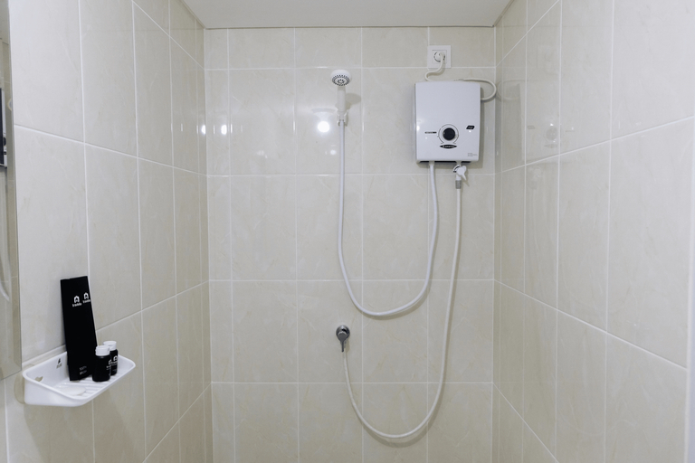 Bathroom 5, Comfy Studio at M-Town Gading Serpong Apartment By Travelio, Tangerang