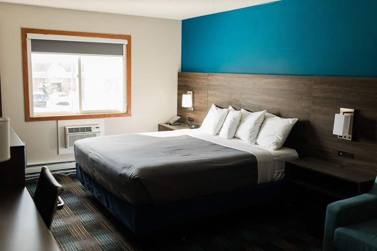 Bedroom 3, Travelodge by Wyndham Escanaba, Delta
