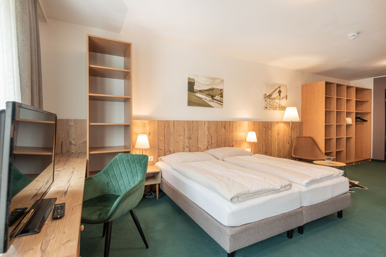 Bedroom 4, AlpenParks Hotel Montana Matrei, Lienz