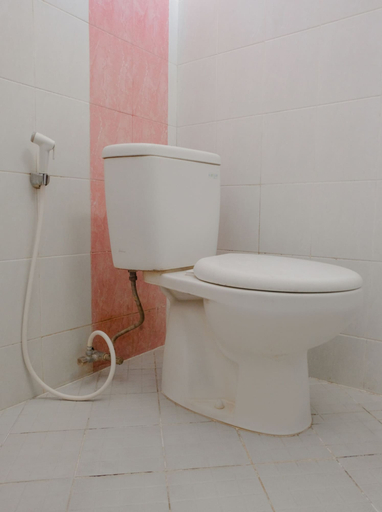 Bathroom, OYO Life 2744 Guest House Qudsi, Malang
