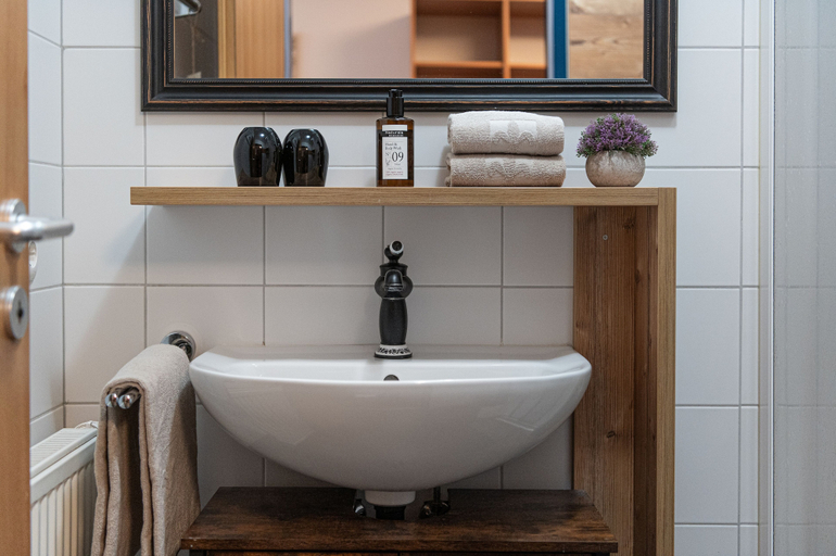 Bathroom 5, AlpenParks Hotel Montana Matrei, Lienz