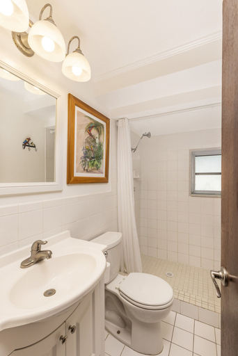 Bathroom 5, Gulf View Waterfront Resort, Monroe