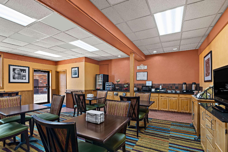 Food & Drinks 5, Rodeway Inn McPherson East, McPherson