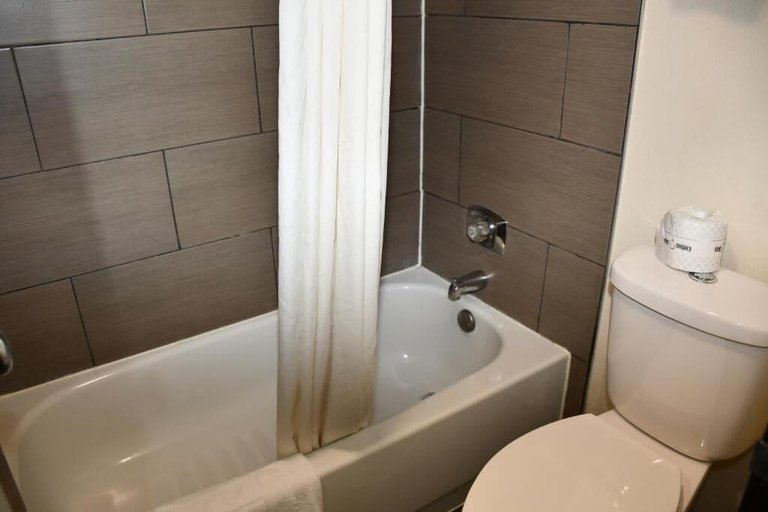 Bathroom 3, Stillwater Inn & Suites, Washington