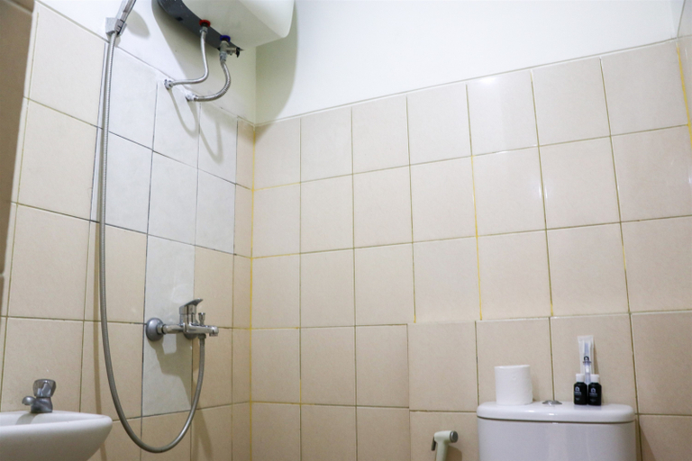 Bathroom 3, Minimalist 2BR at Tamansari Panoramic Apartment By Travelio, Bandung