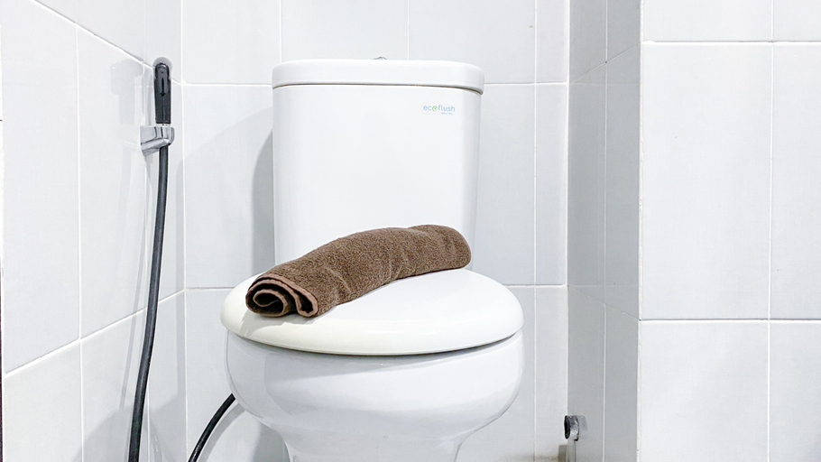 Bathroom 5, Simply Look Studio at Casa De Parco Apartment By Travelio, Tangerang