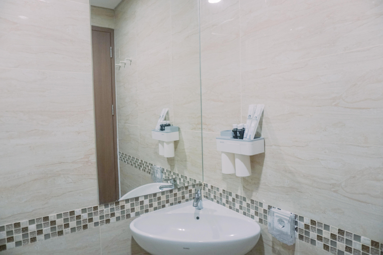 Bathroom 5, Good Choice and Homey Studio Apartment at B Residence By Travelio, Tangerang Selatan
