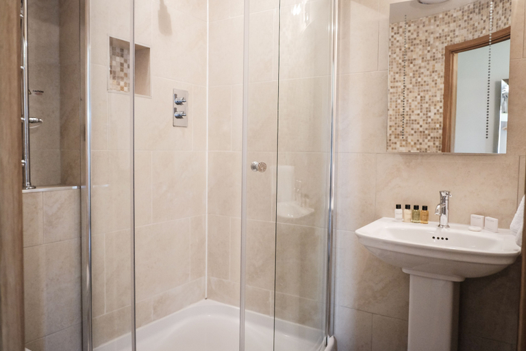 Bathroom 4, The Cromwell Arms, Hampshire