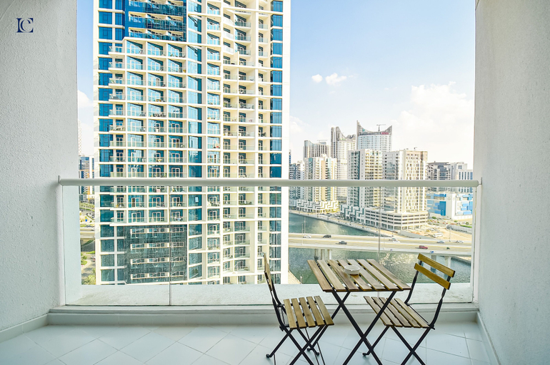 Balcony view, Canal View Studio Apt - Maison Prive, Dubai