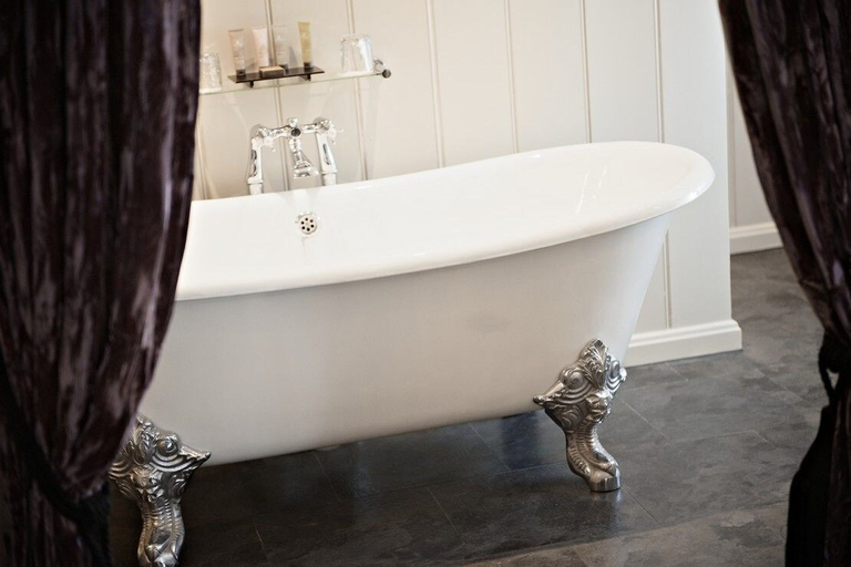 Bathroom 4, The White Swan Hotel, Warwickshire