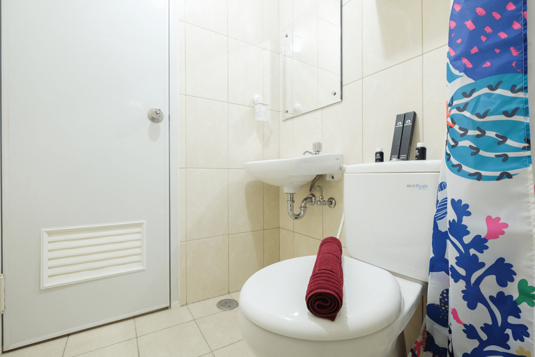 Bathroom 5, Modern and Bright 2BR Springlake Apartment By Travelio, Bekasi