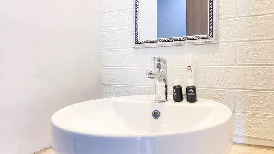 Bathroom 5, Comfortable Studio at Harco Mangga Besar Apartment By Travelio, Central Jakarta