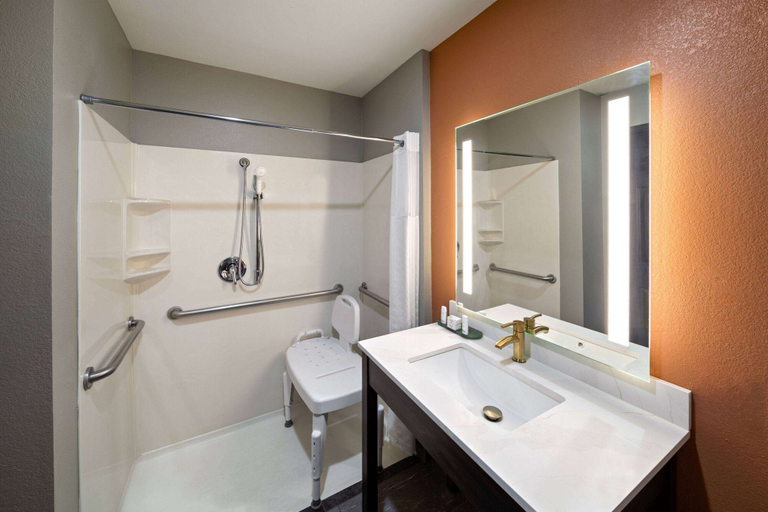 Bathroom 5, La Quinta Inn & Suites by Wyndham Olathe, Kansas City