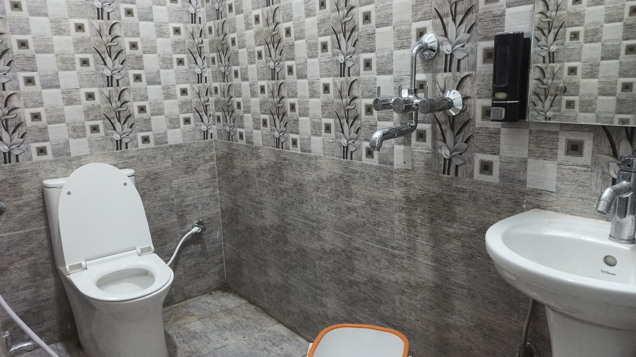 Bathroom 5, G P Guest House And Banquet Hall, Gaya